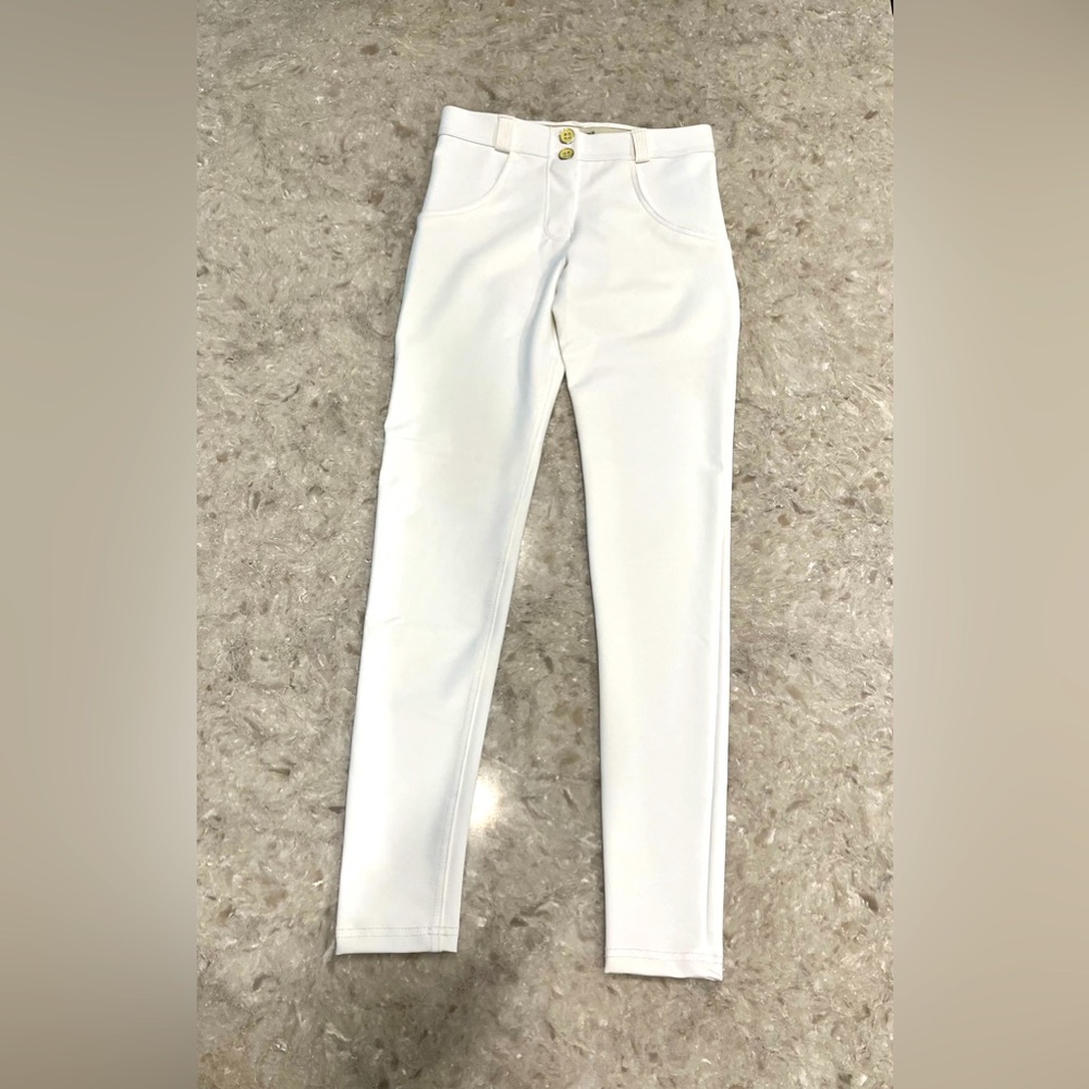 LIKE NEW FREDDY LIVIFY FAUX LEATHER CLASSIC-RISE FULL-LENGTH WHITE PANTS 🤍